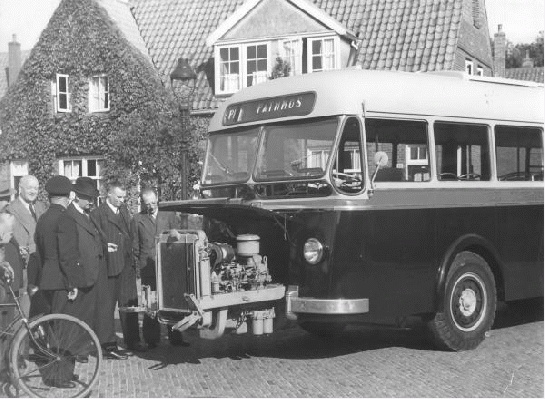 1949 Daf met carrosserie van Verheul met uitschuifbare motor. Opname Pathmossingel te Enschede.