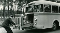 1949 DAF vervaardigt een autobuschassis met uitschuifmotor.