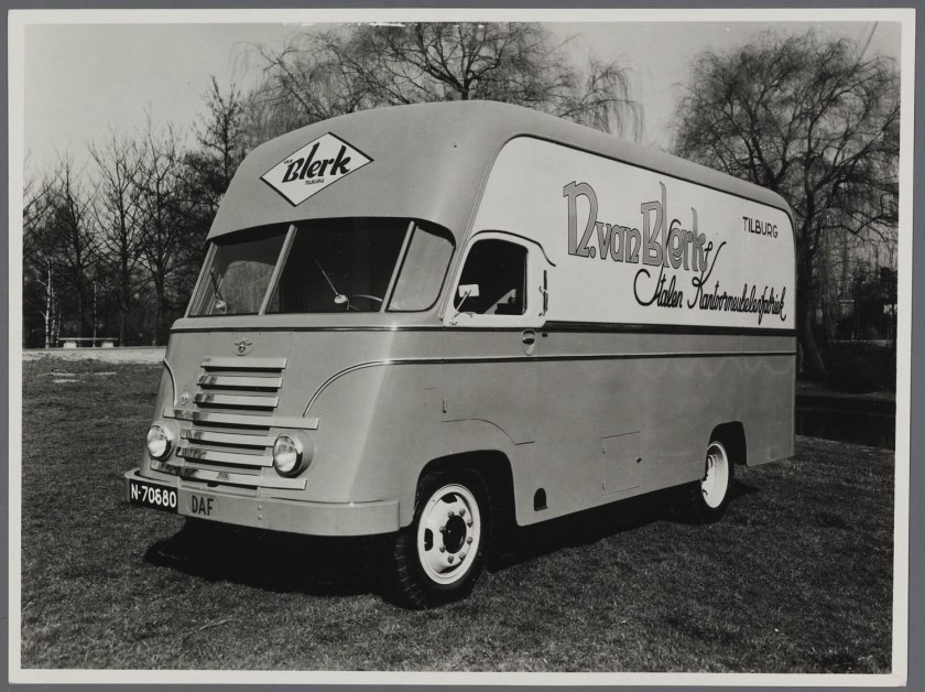 1950 DAF D50 tapissiere met opbouw van Remmers Tilburg