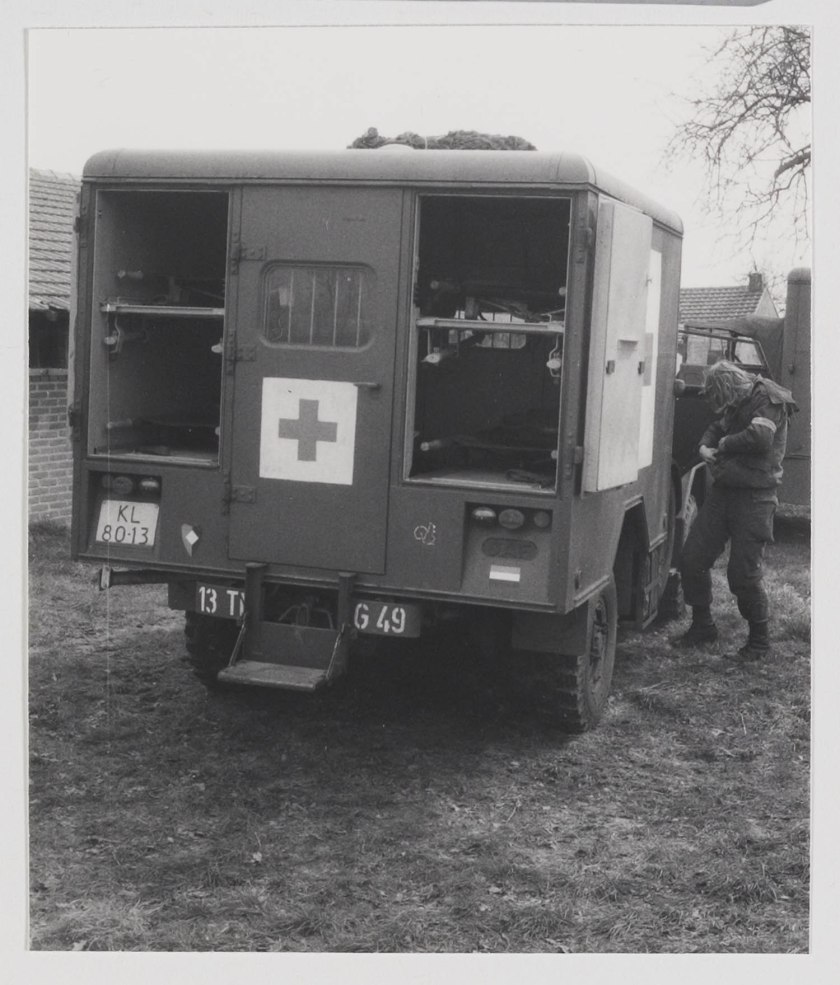 1952 DAF YA 126 Ambulance b
