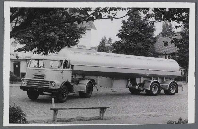 1957 DAF 2000 DO trekker met DAF tankoplegger