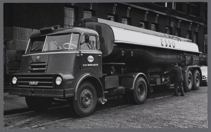 1958 DAF 2000 DO trekker met Esso tankoplegger