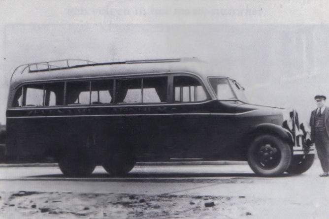 Bussen AS bus v d GTW met van Eerten carrosserie , gefotografeerd op de Edesche Heide tussen Ede en Arnhem, 1934