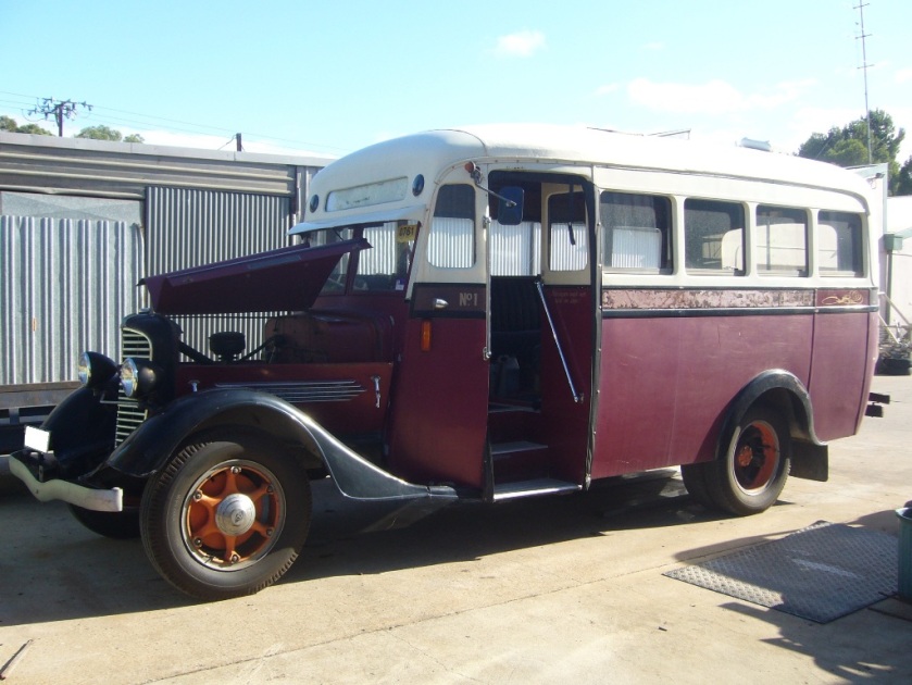 1935 Diamond-T bus
