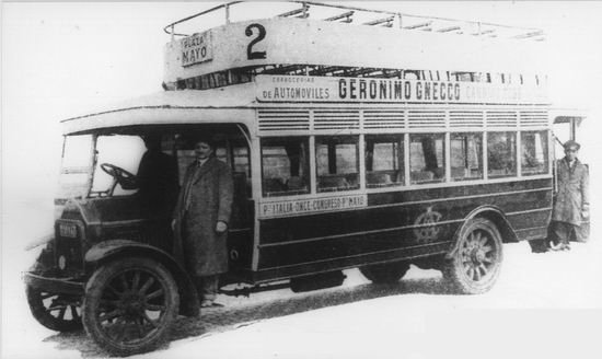 1924 Omnibus Vomag con imperial, línea 2 de la Italo Argentina, carrozado por Gnecco.