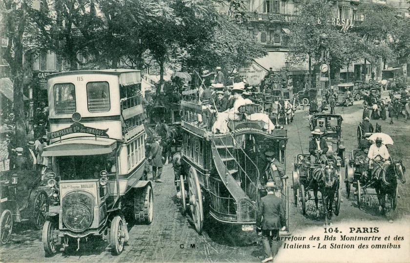 CM_104_-_PARIS_-_Carrefour_des_Bds_Montmartre_et_des_Italiens_-_La_station_des_omnibus