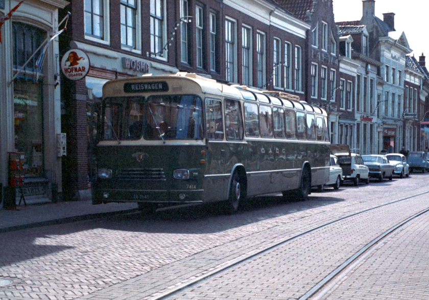 1958 Groninger Autobusdienst Onderneming (GADO) bus 7414 van het type Hainje - Leyland-Werkspoor LE-WS te Bolsward