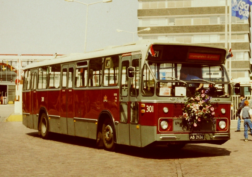 1966 De eerste donkerrode standaardbus van de Amsterdamse bus.GVB 301-III