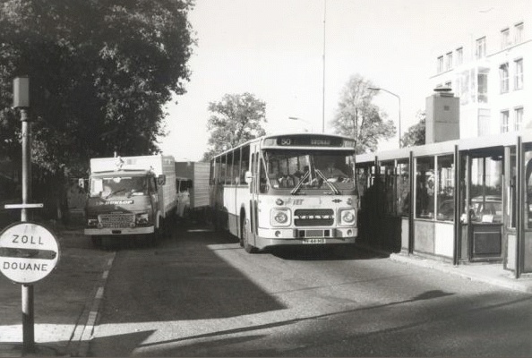 1980 Volvo met carrosserie van Hainje passeert als lijn 50 de grenspost Glanerbrug-Gronau