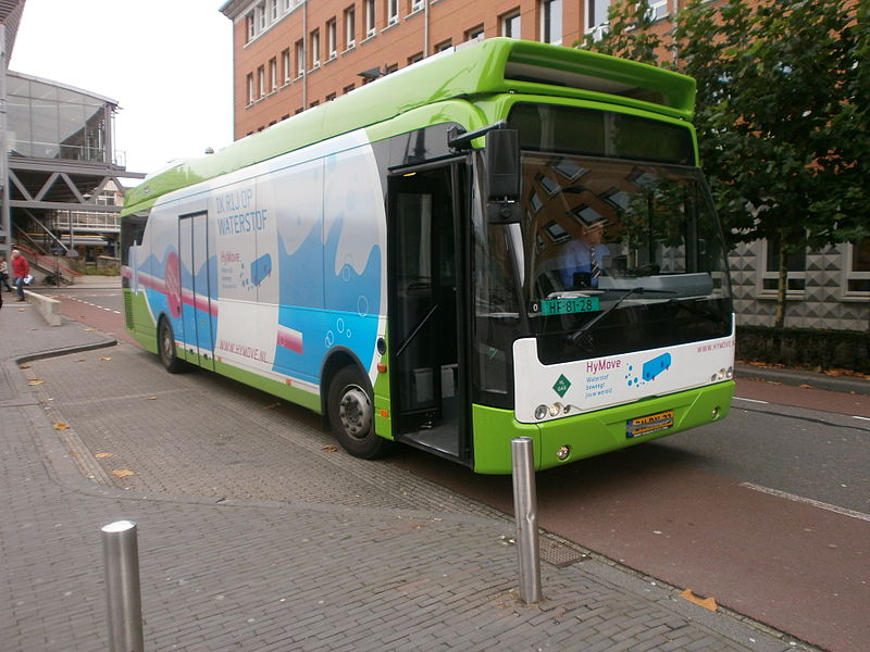 2011 Ambassador van Connexxion die op proef in Arnhem op waterstof rijdt en een wielnaafaandrijving heeft