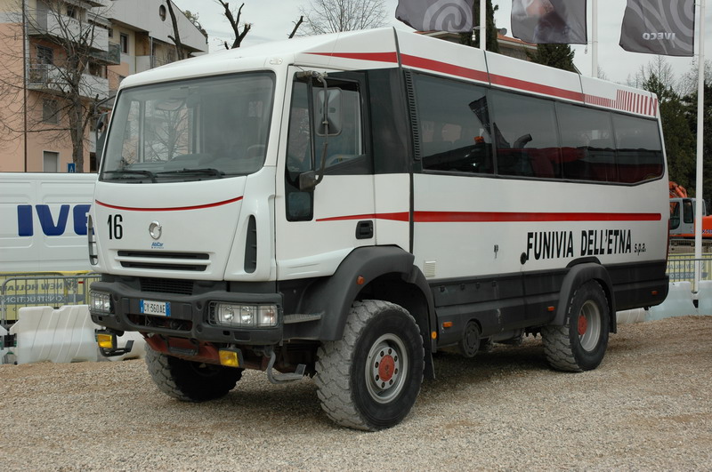 Irisbus (of AbiCar) busopbouw (logo op de grill is Irisbus). Wordt gebruikt voor toeristenritten op de Etna