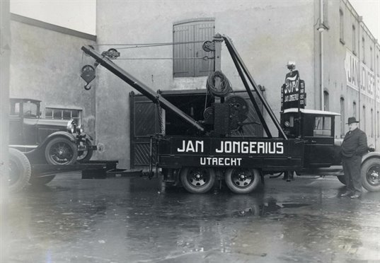 Jan Jongerius naast een takelwagen voor de grote werk-en