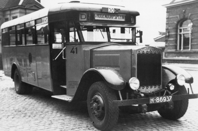 1936 Krupp-Allan bus 41 bij het station van Delft. Lijn D, 8-1936