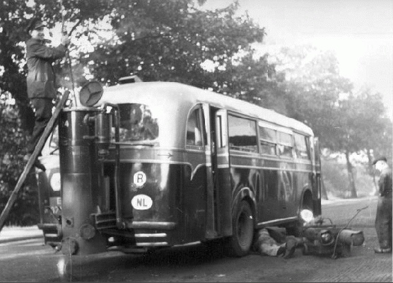 1940 T.E.T. bus 24 Kromhout-Verheul met aangebouwde houtgasgenerator.