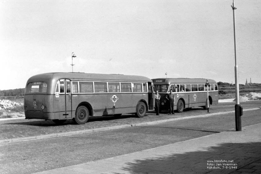 1948 Kromhout 8 (lijn U) en 123 (lijn M) op de Kijkduinsestraat