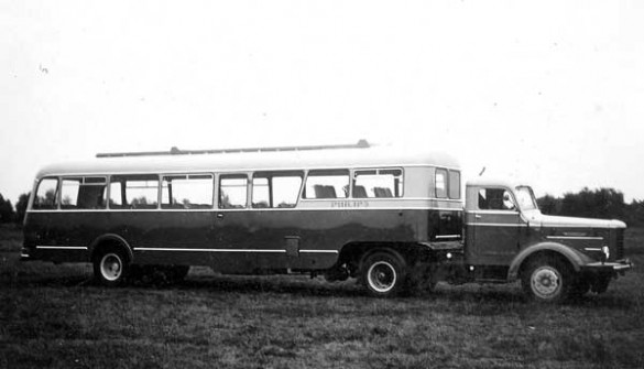 1952 De Kusters opleggerbus van Phillips, getrokken door een Kromhout