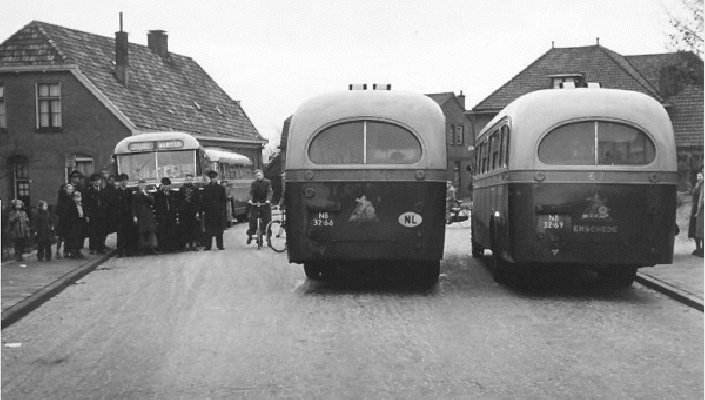 1956 TET bussen op het busstation Molenstraat te Ootmarsum. Scania-Vabis bussen met carrosserie van Verheul.