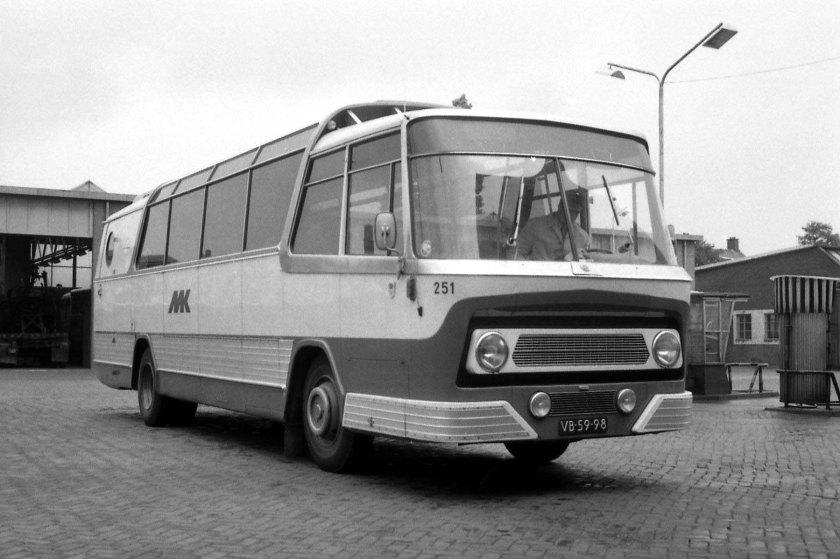 1971 Leyland TC Verheul vMK 251 garage Aalsmeer 28-8-1971