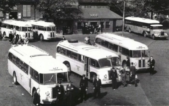 Bussen Scania-Vabis B15V Fokker-Verheul B-30462 Bouwjaar 1949 en Rechts (midden) NOF 2349 B-27588 Scania-Vabis B15V Brouwers Holwerd Bouwjaar 1948 B-29588