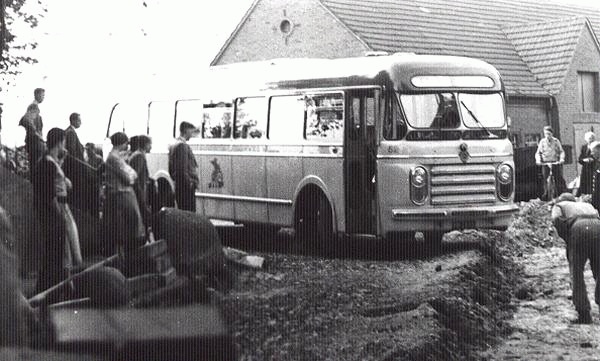 Scania-Vabis 52 met carrosserie van Den Oudsten. Opname te Altenberge (Dld), bij een wegopbreking in 1962