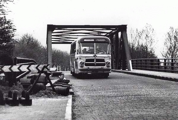 Scania-Vabis 70 met carrosserie van Verheul. Opname op de Oelerbrug bij Hengelo in 1963