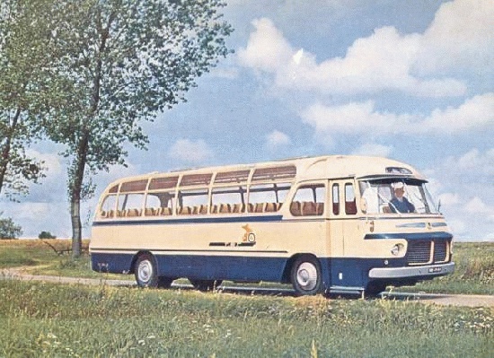 Toerwagen 8. Scania-Vabis met carrosserie van Hondebrink. Ingekleurde zwart-wit foto die gebruikt werd voor de reisfolder