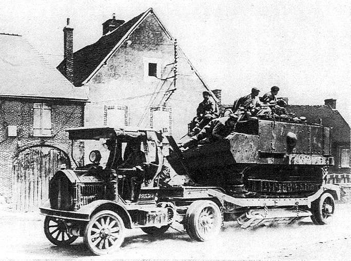 1914 tank op tanktransporter Mannesman Mulag