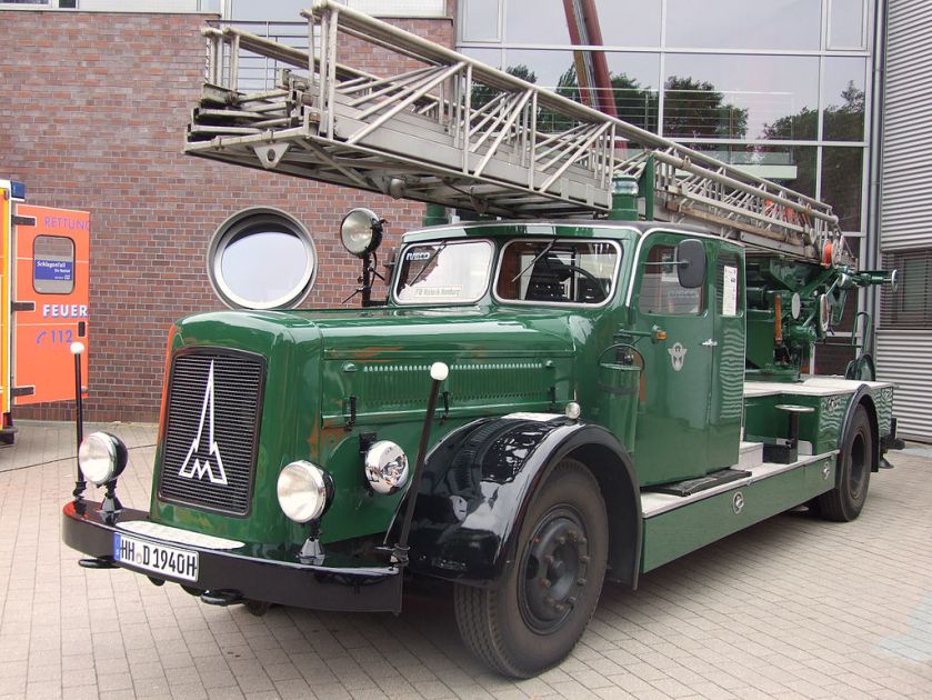 1941 Wagen der Feuerschutzpolizei trugen die tannengrüne Polizeilackierung. Eine Magirus-Kraftfahrleiter 26 M mit Dieselmotor.