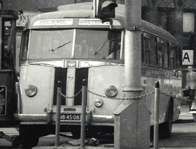 1948 Leyland autobus van Maarse & Kroon NB-45-08 in onzachte aanraking met de tram van lijn 3 (motorwagen 438)