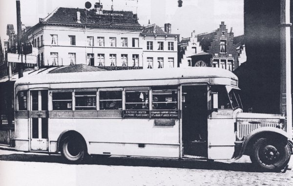 Deze Minerva bus uit de reeks 111-113 zorgde voor de dienst tussen St Pietersstation en de Dampoort