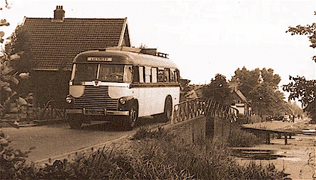 Een bus van Maarse & Kroon op een karakteristiek weggetje in de buurt van Schiphol