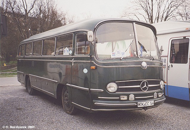 Mercedes-O321H-Ueberlandbus-dunkelgruen