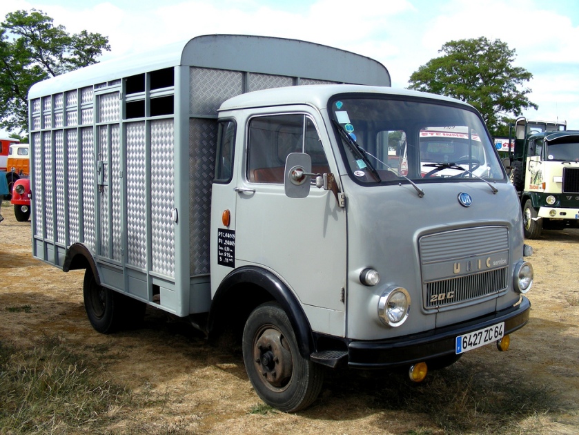 1976 OM-UNIC 20C Van à chevaux