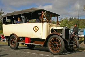 Morris_Commercial_charabanc_by_holzernes_herz