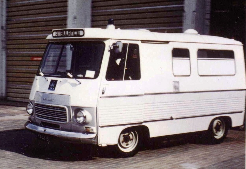 1967 Peugeot J7 ambulance carrosserie Visser standplaats Schiphol 70-74-DJ