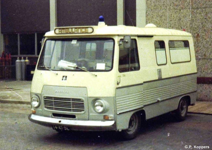 1971 Peugeot J7 ambulance carrosserie Visser standplaats Schiphol