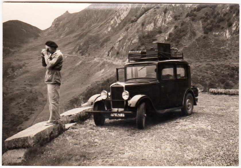 Peugeot 201 op een bergpad in de Pyreneeën