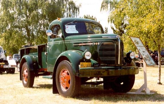 1948_REO_Speed_Wagon_Restored_Truck_resize