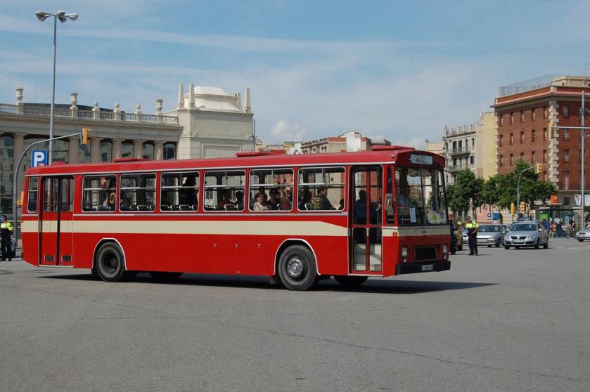 1975 Autobús Pegaso 5023 de 1975 (ex-UAB) a la plaça d'Espanya,