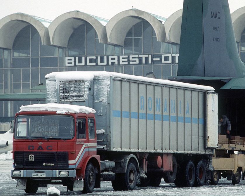 ROMAN DAC_6Turbo_truck,_Bucharest_Airport,_1989