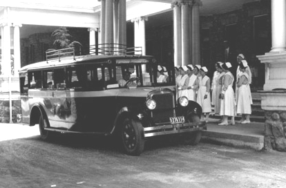 1928 Studebaker Bus at the Battle Sanitarium Bus