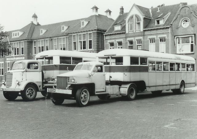 1946 Studebaker Bus-Truck links Wilhelminaplein Eindhoven