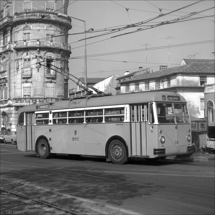 Sunbeam-trolleybus rijdt in 1977 op lijn 5 naar Liceu Solum over de Avenida Emidio Navarro, dichtbij het hoofdstation van Coimbra.