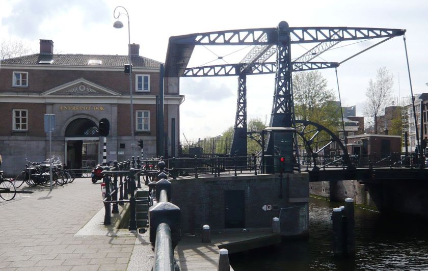 1906 Gietijzeren ophaalbrug uit 1906 over de Nieuwe Herengracht in Amsterdam.