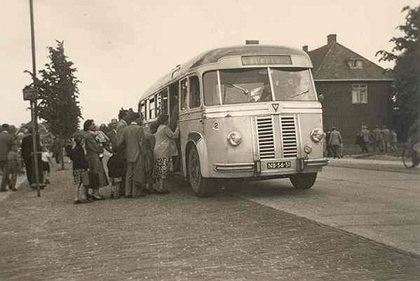 1948 Kromhout met carrosserie van Verheul. Opname 1955 op lijn Glanerbrug-Almelo.