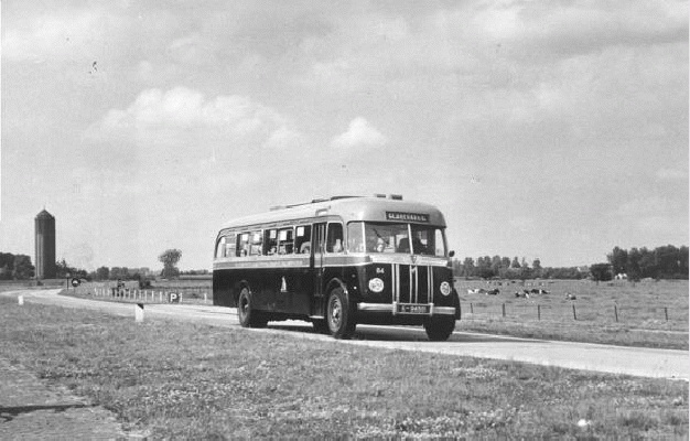 1949 Guy-Arab bus 84 met carrosserie van Verheul. Dienstbus Almelo-Glanerbrug op de weg Borne-Hengelo. Opname verm. 1949.