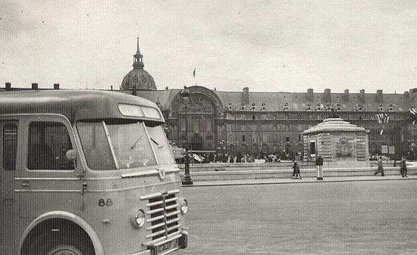 1951 Guy Arab 88 met carrosserie van Verheul. Opname voor Hotel des Invalides in parijs in 1953