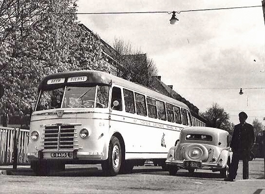 1951 Guy-Arab nr. 89 met carrosserie van Verheul. De bus had 45 zit en 10 staanplaatsen. Opname grensovergang Glanerbrug_
