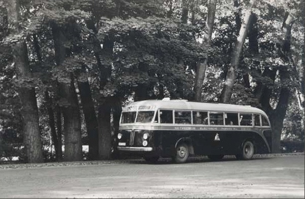 1953 Bus 7 (ex 23) E 34933 Kromhout met carrosserie van Verheul heeft de oorlog doorstaan.