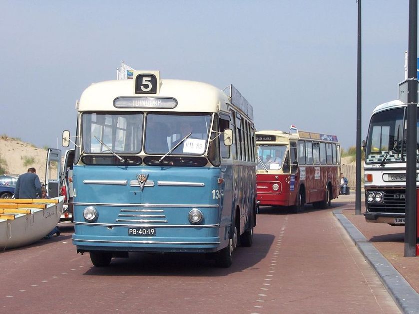 1955-68 Verheul Holland Coach stadsbus 134 uit 1955, GEVU, Utrecht, gevolgd door Leyland-Verheul LVS560 stadsbus 6 uit 1968, GVG, Groningen.